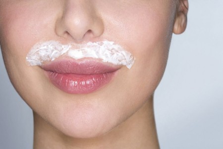Epilation moustache : utilisation d'une crème dépilatoire